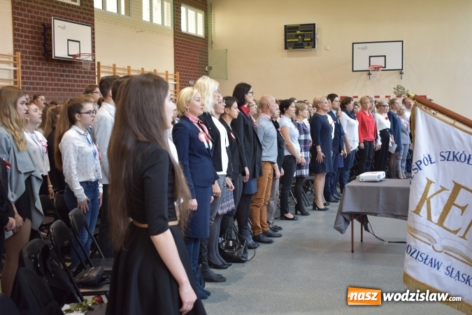 Zdjęcie w galerii na portalu naszwodzislaw.com: W wodzisławskim ZSE bili rekord dla Niepodległej wiadomości z regionu
