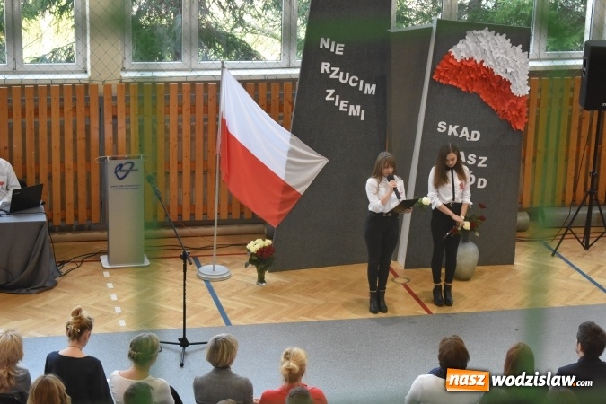 Zdjęcie w galerii na portalu naszwodzislaw.com: W wodzisławskim ZSE bili rekord dla Niepodległej wiadomości z regionu