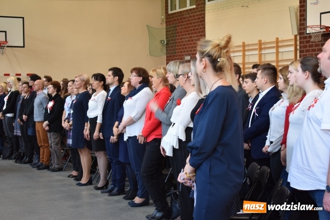Zdjęcie w galerii na portalu naszwodzislaw.com: W wodzisławskim ZSE bili rekord dla Niepodległej wiadomości z regionu