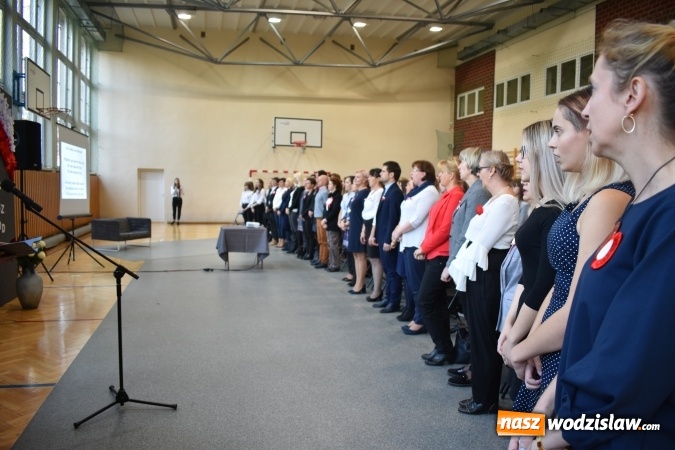 Zdjęcie w galerii na portalu naszwodzislaw.com: W wodzisławskim ZSE bili rekord dla Niepodległej wiadomości z regionu