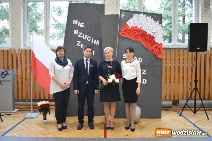 Zdjęcie w galerii na portalu naszwodzislaw.com: W wodzisławskim ZSE bili rekord dla Niepodległej wiadomości z regionu