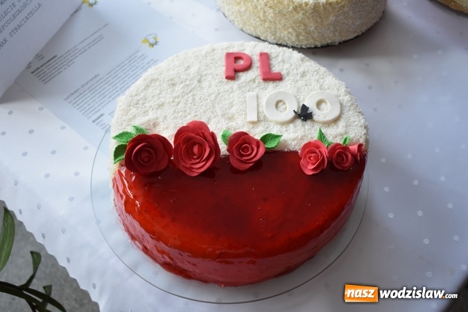 Zdjęcie w galerii na portalu naszwodzislaw.com: Słodkie sto lat Niepodległej w wodzisławskim Ekonomiku wiadomości z regionu