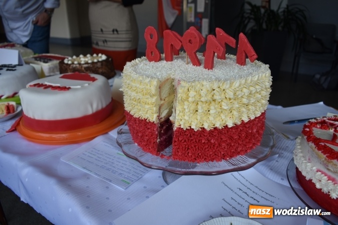 Zdjęcie w galerii na portalu naszwodzislaw.com: Słodkie sto lat Niepodległej w wodzisławskim Ekonomiku wiadomości z regionu