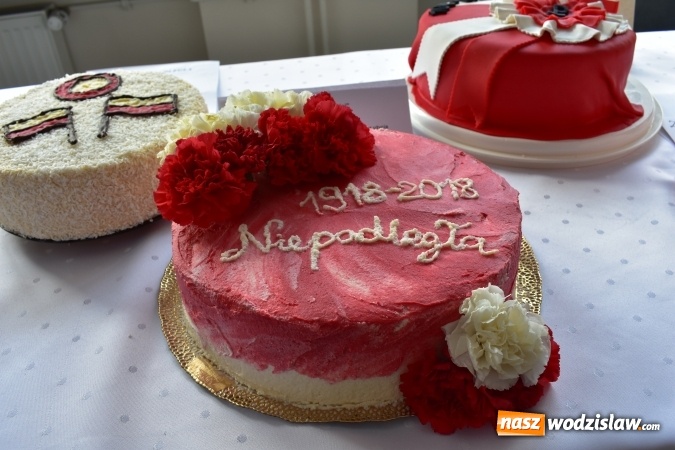 Zdjęcie w galerii na portalu naszwodzislaw.com: Słodkie sto lat Niepodległej w wodzisławskim Ekonomiku wiadomości z regionu