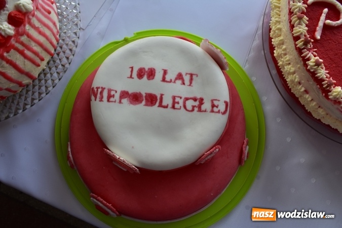 Zdjęcie w galerii na portalu naszwodzislaw.com: Słodkie sto lat Niepodległej w wodzisławskim Ekonomiku wiadomości z regionu