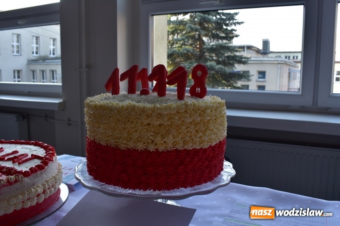 Zdjęcie w galerii na portalu naszwodzislaw.com: Słodkie sto lat Niepodległej w wodzisławskim Ekonomiku wiadomości z regionu