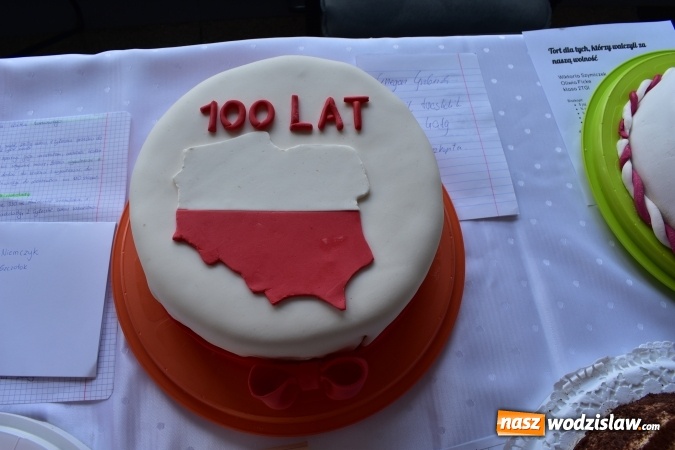 Zdjęcie w galerii na portalu naszwodzislaw.com: Słodkie sto lat Niepodległej w wodzisławskim Ekonomiku wiadomości z regionu