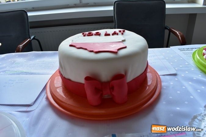 Zdjęcie w galerii na portalu naszwodzislaw.com: Słodkie sto lat Niepodległej w wodzisławskim Ekonomiku wiadomości z regionu