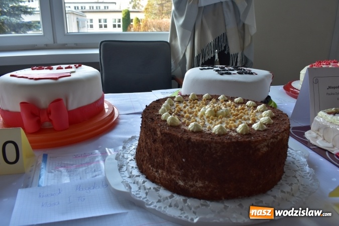 Zdjęcie w galerii na portalu naszwodzislaw.com: Słodkie sto lat Niepodległej w wodzisławskim Ekonomiku wiadomości z regionu