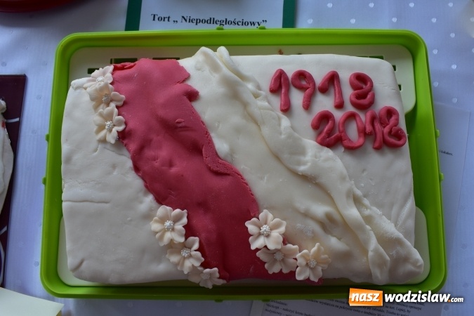 Zdjęcie w galerii na portalu naszwodzislaw.com: Słodkie sto lat Niepodległej w wodzisławskim Ekonomiku wiadomości z regionu
