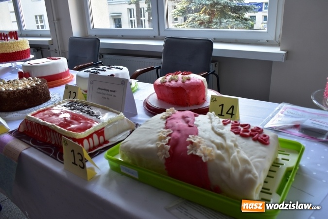 Zdjęcie w galerii na portalu naszwodzislaw.com: Słodkie sto lat Niepodległej w wodzisławskim Ekonomiku wiadomości z regionu