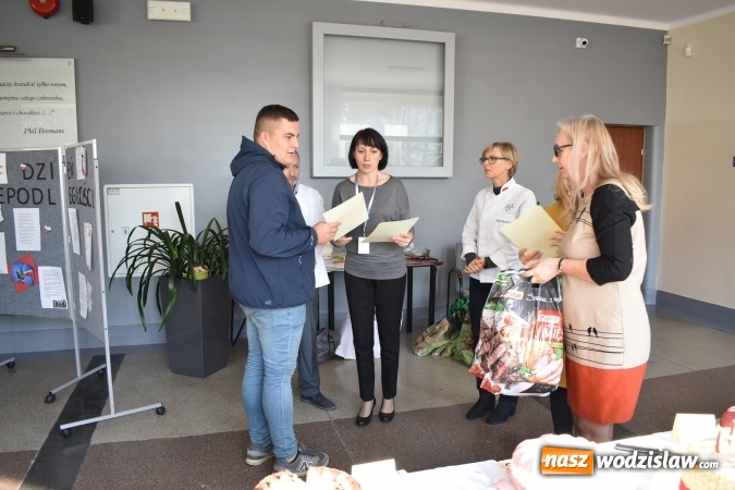 Zdjęcie w galerii na portalu naszwodzislaw.com: Słodkie sto lat Niepodległej w wodzisławskim Ekonomiku wiadomości z regionu