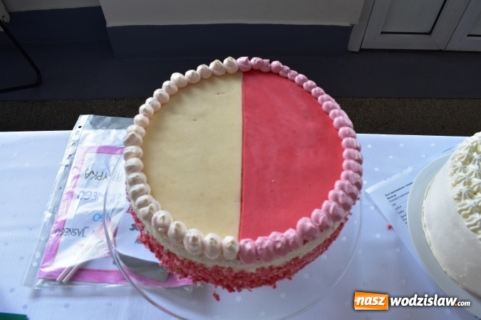 Zdjęcie w galerii na portalu naszwodzislaw.com: Słodkie sto lat Niepodległej w wodzisławskim Ekonomiku wiadomości z regionu