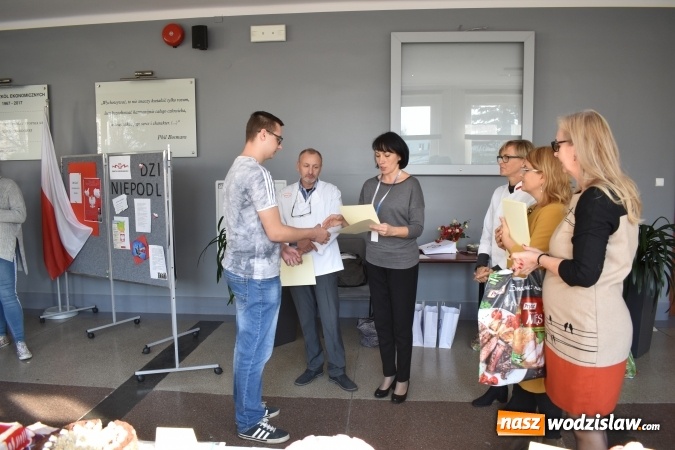 Zdjęcie w galerii na portalu naszwodzislaw.com: Słodkie sto lat Niepodległej w wodzisławskim Ekonomiku wiadomości z regionu