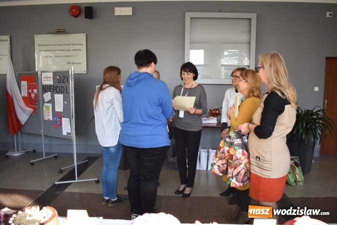 Zdjęcie w galerii na portalu naszwodzislaw.com: Słodkie sto lat Niepodległej w wodzisławskim Ekonomiku wiadomości z regionu