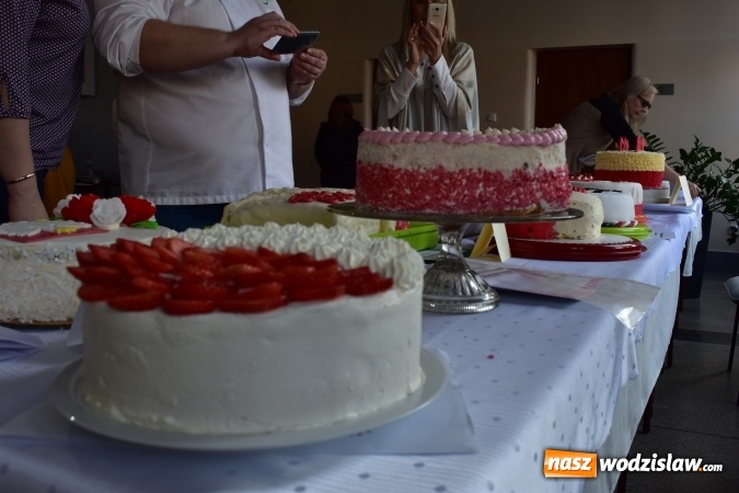 Zdjęcie w galerii na portalu naszwodzislaw.com: Słodkie sto lat Niepodległej w wodzisławskim Ekonomiku wiadomości z regionu