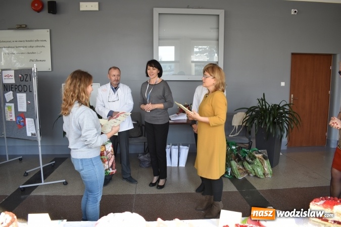 Zdjęcie w galerii na portalu naszwodzislaw.com: Słodkie sto lat Niepodległej w wodzisławskim Ekonomiku wiadomości z regionu