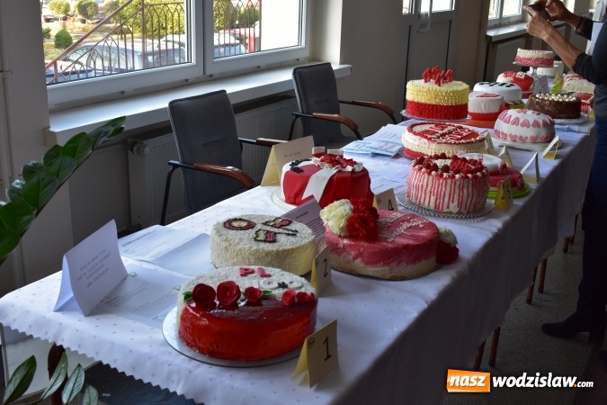 Zdjęcie w galerii na portalu naszwodzislaw.com: Słodkie sto lat Niepodległej w wodzisławskim Ekonomiku wiadomości z regionu