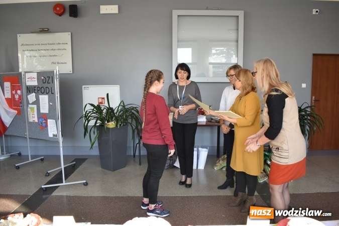 Zdjęcie w galerii na portalu naszwodzislaw.com: Słodkie sto lat Niepodległej w wodzisławskim Ekonomiku wiadomości z regionu