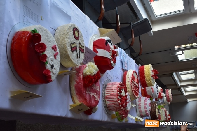 Zdjęcie w galerii na portalu naszwodzislaw.com: Słodkie sto lat Niepodległej w wodzisławskim Ekonomiku wiadomości z regionu