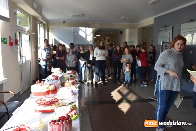 Zdjęcie w galerii na portalu naszwodzislaw.com: Słodkie sto lat Niepodległej w wodzisławskim Ekonomiku wiadomości z regionu