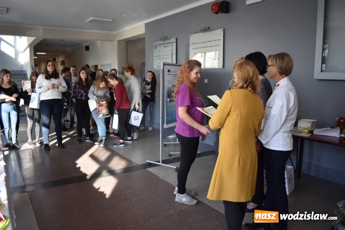 Zdjęcie w galerii na portalu naszwodzislaw.com: Słodkie sto lat Niepodległej w wodzisławskim Ekonomiku wiadomości z regionu