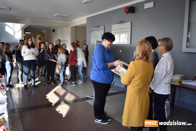 Zdjęcie w galerii na portalu naszwodzislaw.com: Słodkie sto lat Niepodległej w wodzisławskim Ekonomiku wiadomości z regionu