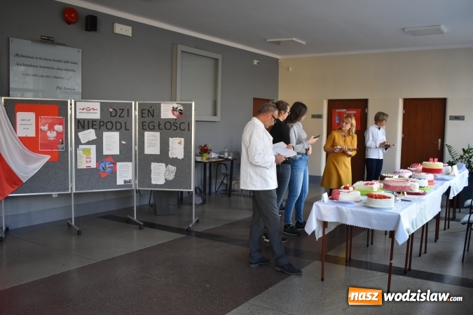Zdjęcie w galerii na portalu naszwodzislaw.com: Słodkie sto lat Niepodległej w wodzisławskim Ekonomiku wiadomości z regionu