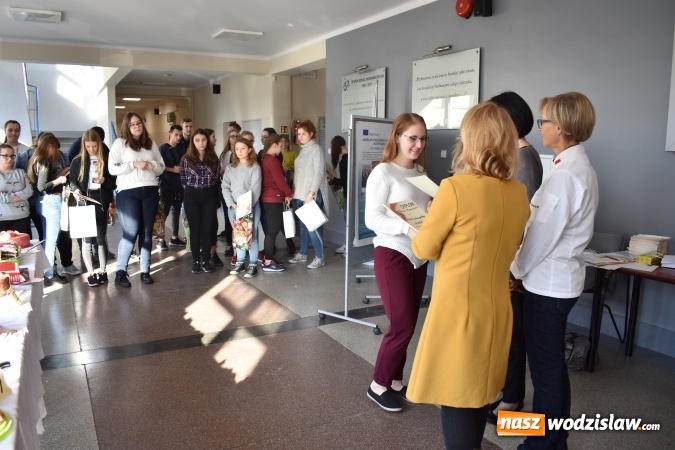 Zdjęcie w galerii na portalu naszwodzislaw.com: Słodkie sto lat Niepodległej w wodzisławskim Ekonomiku wiadomości z regionu