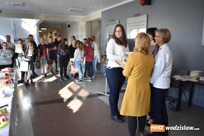 Zdjęcie w galerii na portalu naszwodzislaw.com: Słodkie sto lat Niepodległej w wodzisławskim Ekonomiku wiadomości z regionu