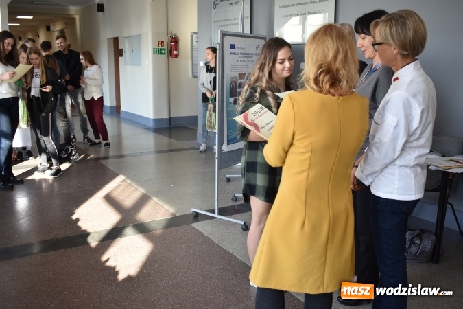 Zdjęcie w galerii na portalu naszwodzislaw.com: Słodkie sto lat Niepodległej w wodzisławskim Ekonomiku wiadomości z regionu