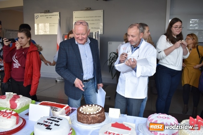 Zdjęcie w galerii na portalu naszwodzislaw.com: Słodkie sto lat Niepodległej w wodzisławskim Ekonomiku wiadomości z regionu