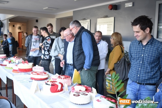 Zdjęcie w galerii na portalu naszwodzislaw.com: Słodkie sto lat Niepodległej w wodzisławskim Ekonomiku wiadomości z regionu