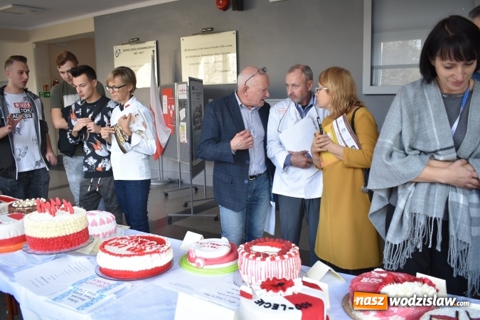 Zdjęcie w galerii na portalu naszwodzislaw.com: Słodkie sto lat Niepodległej w wodzisławskim Ekonomiku wiadomości z regionu