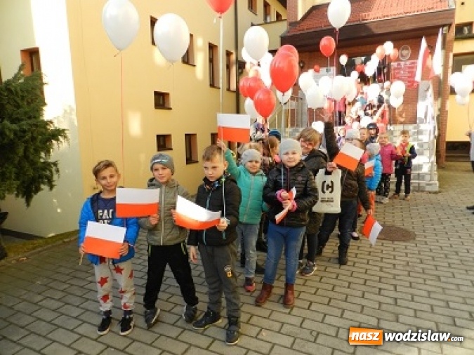 Zdjęcie w galerii na portalu naszwodzislaw.com: Szkoła Podstawowa w Połomi świętowała stulecie odzyskania niepodległości konkursami i marszem wiadomości z regionu