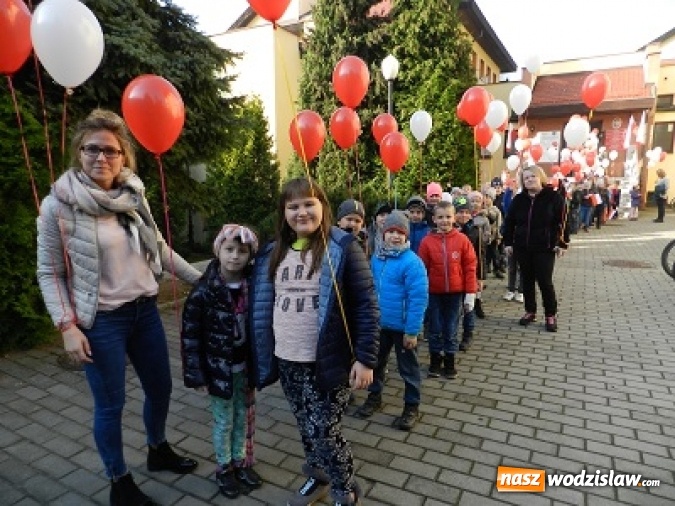 Zdjęcie w galerii na portalu naszwodzislaw.com: Szkoła Podstawowa w Połomi świętowała stulecie odzyskania niepodległości konkursami i marszem wiadomości z regionu