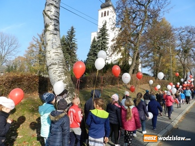 Zdjęcie w galerii na portalu naszwodzislaw.com: Szkoła Podstawowa w Połomi świętowała stulecie odzyskania niepodległości konkursami i marszem wiadomości z regionu