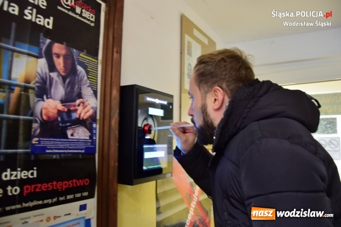 Zdjęcie w galerii na portalu naszwodzislaw.com: Samoobsługowy alkomat w rydułtowskim komisariacie wiadomości z regionu