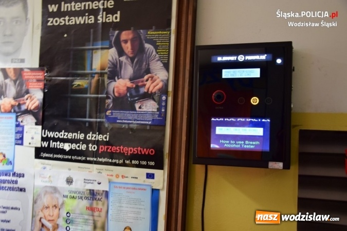 Zdjęcie w galerii na portalu naszwodzislaw.com: Samoobsługowy alkomat w rydułtowskim komisariacie wiadomości z regionu
