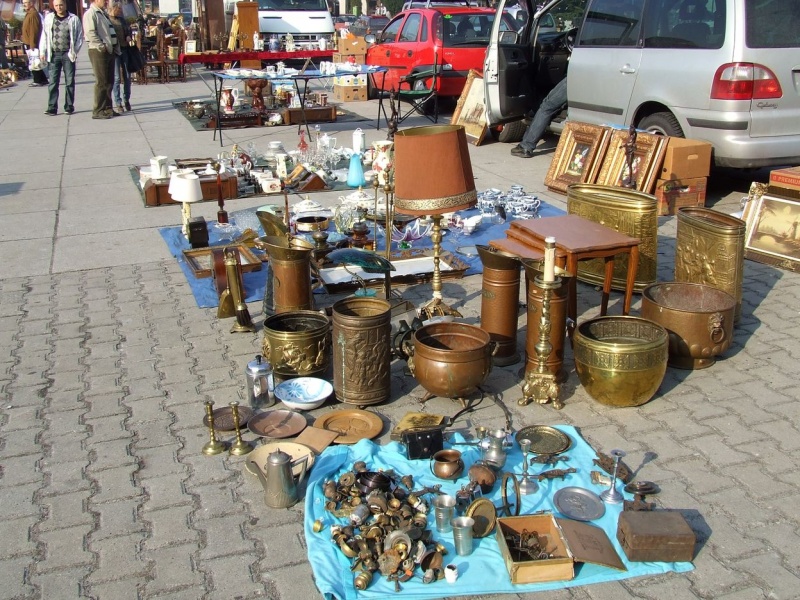 Zdjęcie w galerii na portalu naszwodzislaw.com: Filiżanki i meble na wodzisławskim rynku wiadomości z regionu