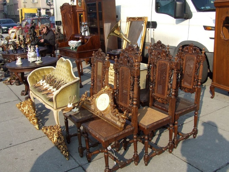 Zdjęcie w galerii na portalu naszwodzislaw.com: Filiżanki i meble na wodzisławskim rynku wiadomości z regionu