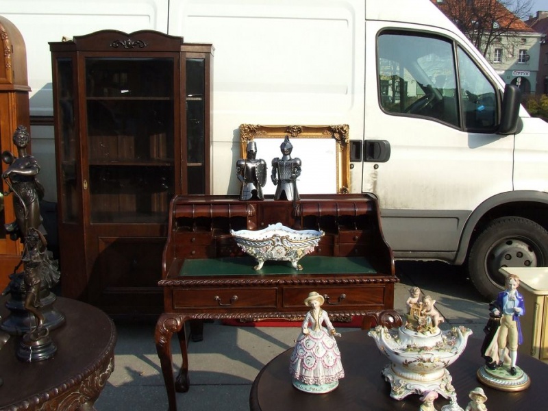 Zdjęcie w galerii na portalu naszwodzislaw.com: Filiżanki i meble na wodzisławskim rynku wiadomości z regionu