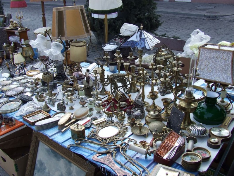 Zdjęcie w galerii na portalu naszwodzislaw.com: Filiżanki i meble na wodzisławskim rynku wiadomości z regionu