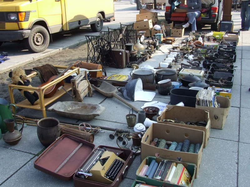 Zdjęcie w galerii na portalu naszwodzislaw.com: Filiżanki i meble na wodzisławskim rynku wiadomości z regionu