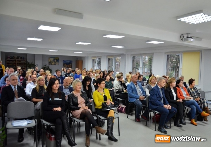 Zdjęcie w galerii na portalu naszwodzislaw.com: Dyskutowali o pokoleniu Z i przemianach demograficznych wiadomości z regionu