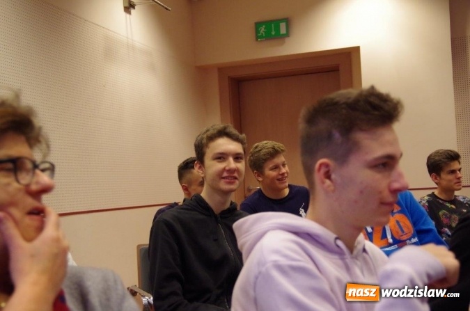 Zdjęcie w galerii na portalu naszwodzislaw.com: Interdyscyplinarna wycieczka dydaktyczna uczniów I LO wiadomości z regionu