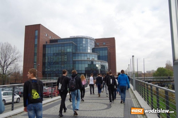 Zdjęcie w galerii na portalu naszwodzislaw.com: Interdyscyplinarna wycieczka dydaktyczna uczniów I LO wiadomości z regionu