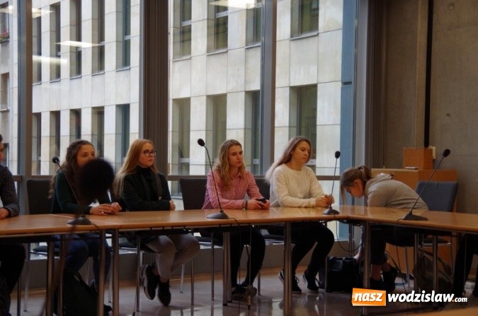 Zdjęcie w galerii na portalu naszwodzislaw.com: Interdyscyplinarna wycieczka dydaktyczna uczniów I LO wiadomości z regionu
