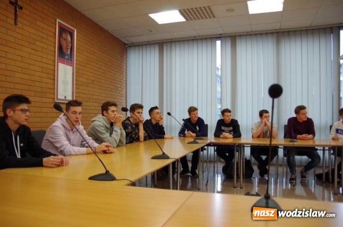 Zdjęcie w galerii na portalu naszwodzislaw.com: Interdyscyplinarna wycieczka dydaktyczna uczniów I LO wiadomości z regionu