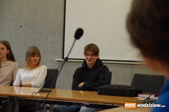 Zdjęcie w galerii na portalu naszwodzislaw.com: Interdyscyplinarna wycieczka dydaktyczna uczniów I LO wiadomości z regionu